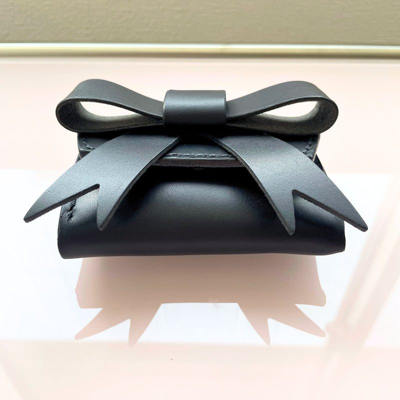 Bow MiniWalletの革と仕立ての近接写真