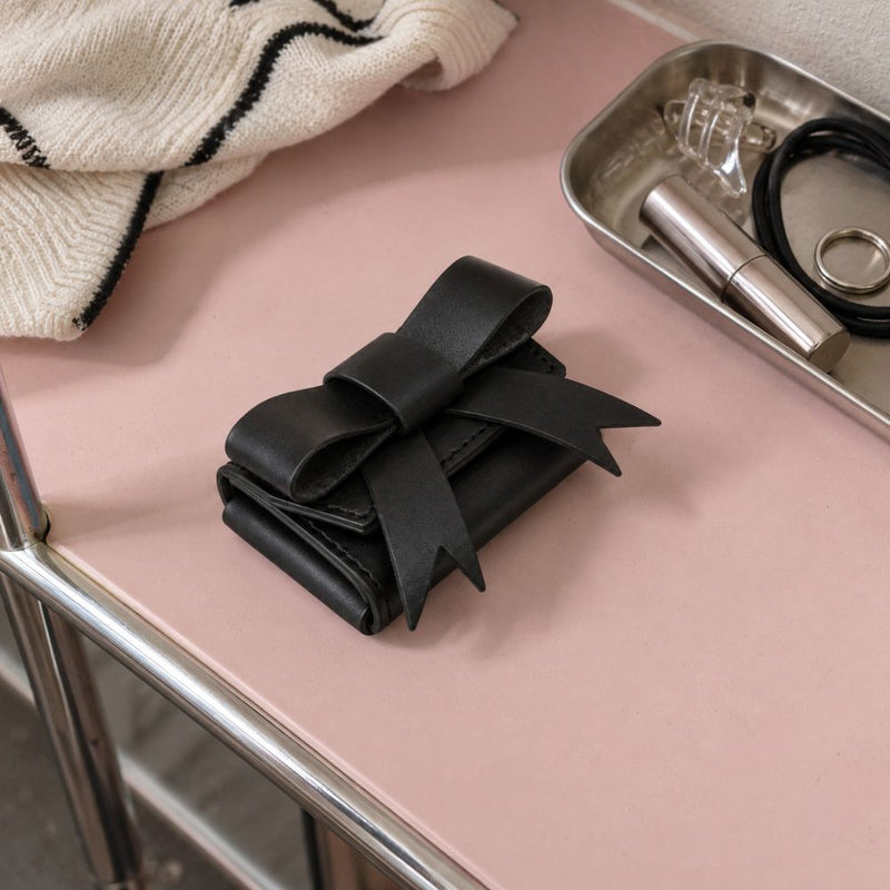 Bow MiniWalletの革の立体と縫い目を表に見せない構造