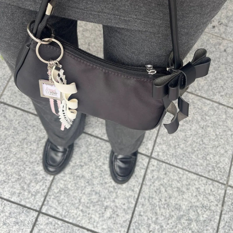 Blackのimmut Bowを付けたバッグを持つ日常の様子