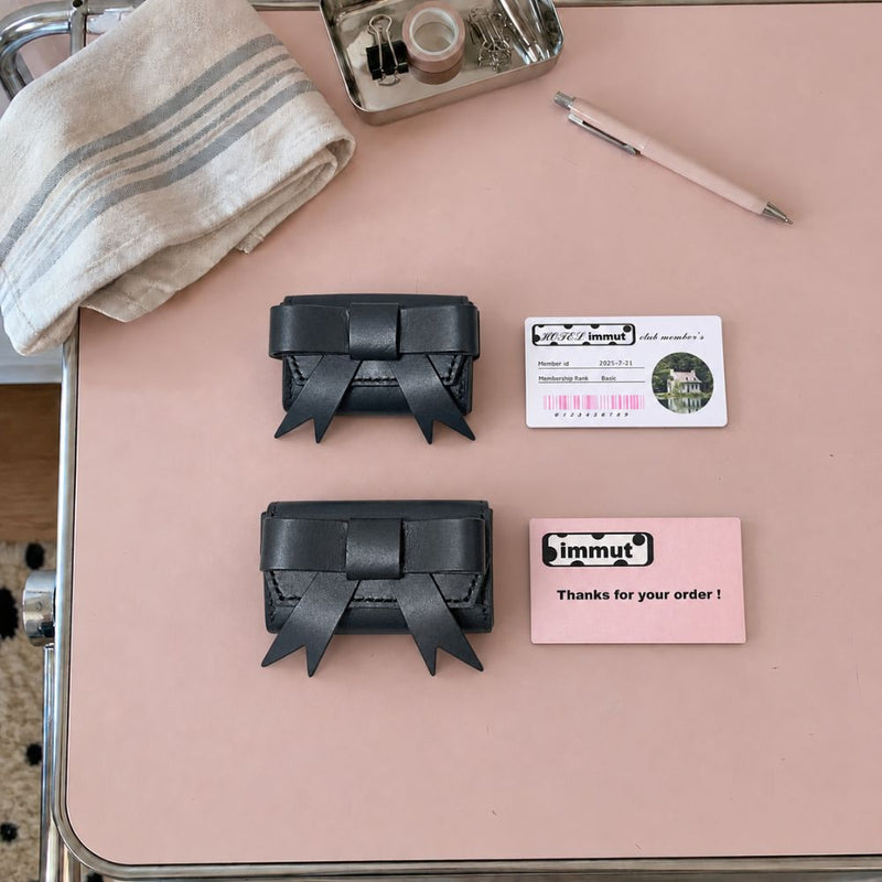 BlackのBow MiniWallet SとMを、カードと並べた実物比較