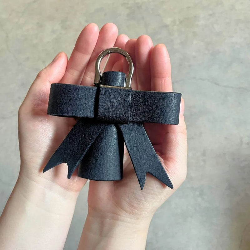 Bow Keycase：手のひらでの大きさ